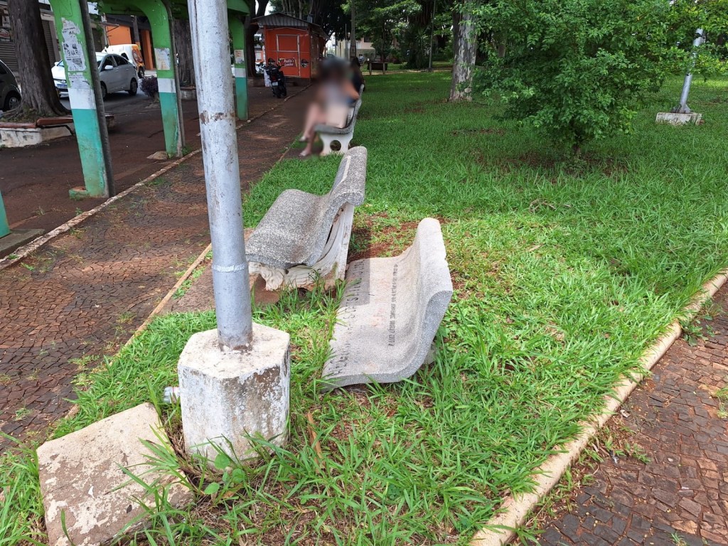 Praça Santa Cruz está mal cuidada