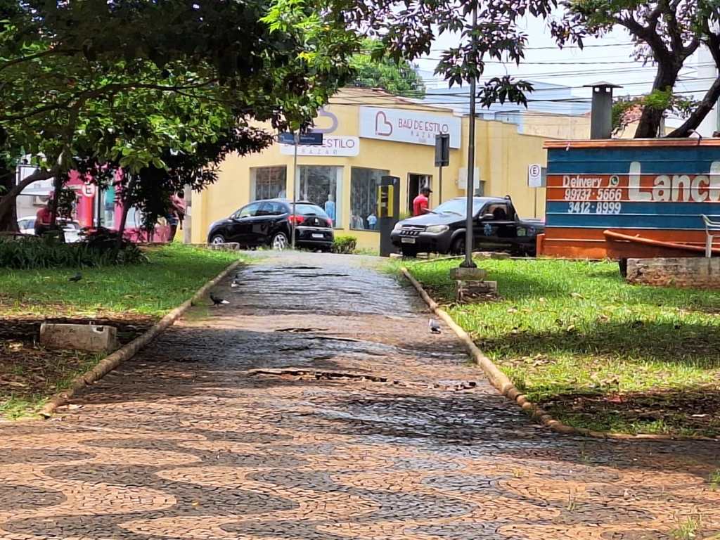 Praça Santa Cruz está mal cuidada