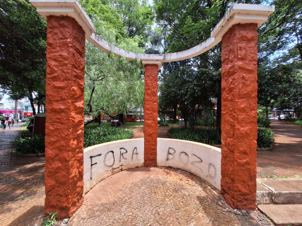 Praça Santa Cruz está mal cuidada