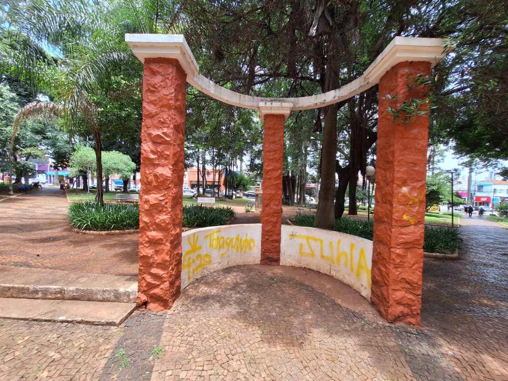 Praça Santa Cruz está mal cuidada
