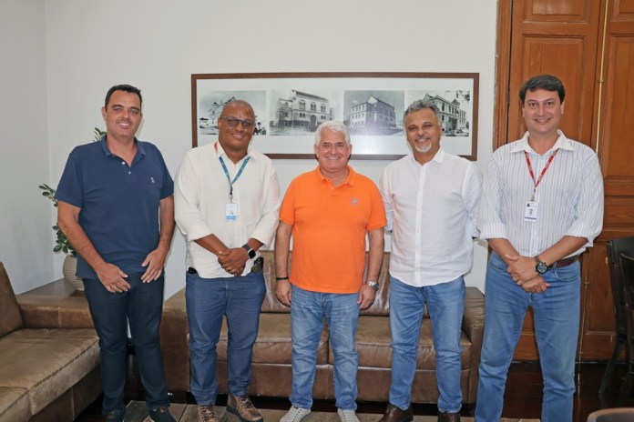 Marquinho Amaral com Julio Cesar de Oliveira, da CPFL Energia, o Secretário Cesinha Maragno, o Diretor Acenir Magalhães e o chefe de Gabinete Kleber Luchesi Marquinho Amaral com Julio Cesar de Oliveira, da CPFL Energia, o Secretário Cesinha Maragno, o Diretor Acenir Magalhães e o chefe de Gabinete Kleber Luchesi