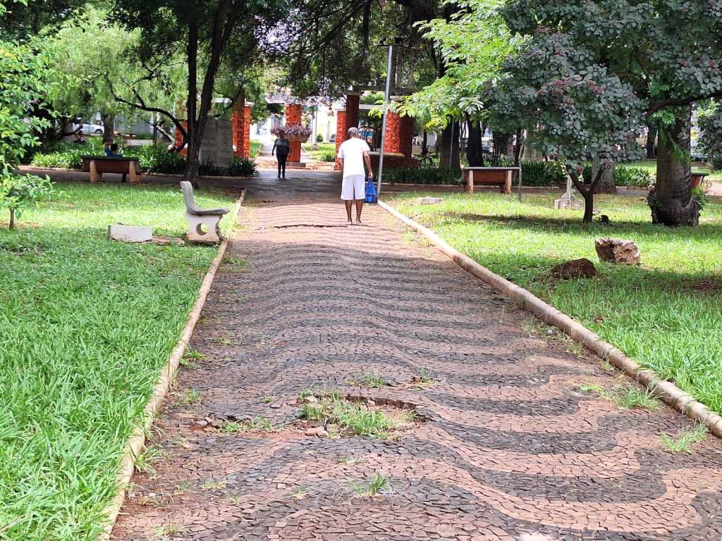 Praça Santa Cruz está mal cuidada