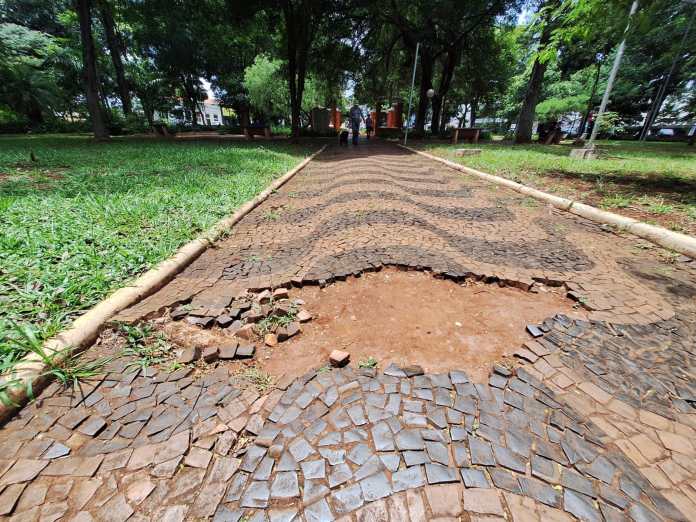 Praça Santa Cruz está mal cuidada Praça Santa Cruz está mal cuidada
