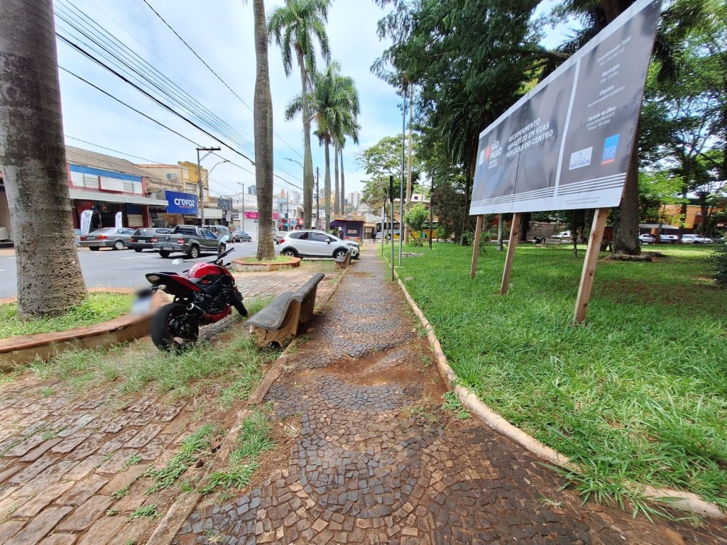 Praça Santa Cruz está mal cuidada