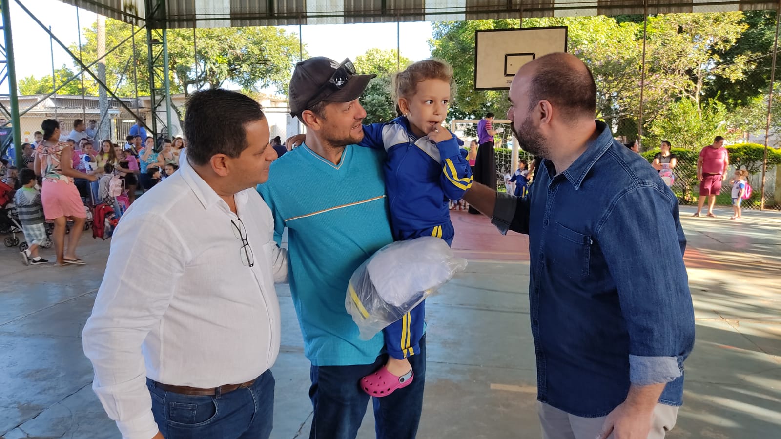 Alunos das escolas municipais recebem novos uniformes - São Carlos em Rede
