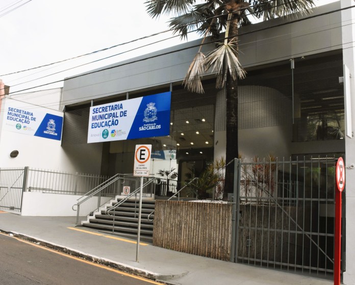 O CePFE foi criado em novembro de 2017, com o objetivo de subsidiar a gestão educacional nos aspectos teóricos e práticos, por meio da formação continuada, permanente e sistemática dos profissionais da educação via cursos, oficinas, jornadas, círculos de estudo, palestras, seminários, simpósios, estágios, projetos, exposições, mostras, entre outras ações. O CePFE foi criado em novembro de 2017, com o objetivo de subsidiar a gestão educacional nos aspectos teóricos e práticos, por meio da formação continuada, permanente e sistemática dos profissionais da educação via cursos, oficinas, jornadas, círculos de estudo, palestras, seminários, simpósios, estágios, projetos, exposições, mostras, entre outras ações.