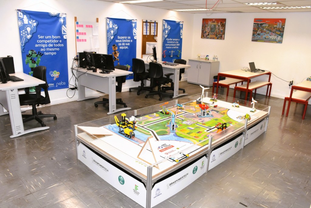 O CePFE foi criado em novembro de 2017, com o objetivo de subsidiar a gestão educacional nos aspectos teóricos e práticos, por meio da formação continuada, permanente e sistemática dos profissionais da educação via cursos, oficinas, jornadas, círculos de estudo, palestras, seminários, simpósios, estágios, projetos, exposições, mostras, entre outras ações.