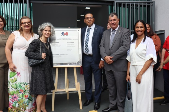 : Presidente da CAASP, Adriana Galvão, presidente da OAB SP, Patricia Vanzolini, presidente da Subseção de São Carlos, Renato Barros, secretário-geral da Subseção, Alexandro Padua, e secretária-geral adjunta da OAB SP, Dione Almeida : Presidente da CAASP, Adriana Galvão, presidente da OAB SP, Patricia Vanzolini, presidente da Subseção de São Carlos, Renato Barros, secretário-geral da Subseção, Alexandro Padua, e secretária-geral adjunta da OAB SP, Dione Almeida