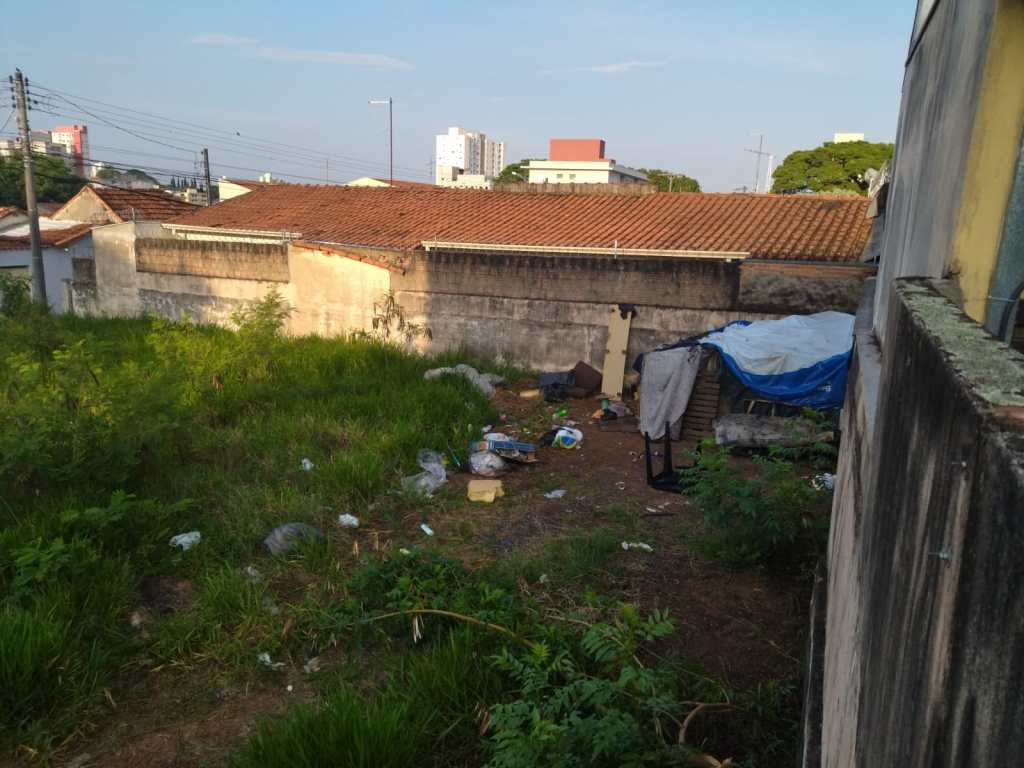 Moradores pedem limpeza de terreno