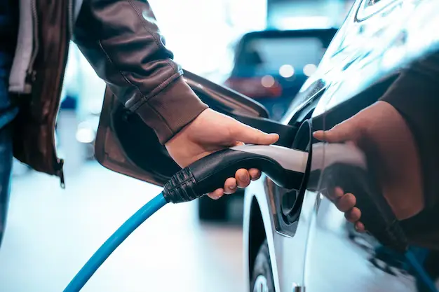 Carros elétricos com bateria totalmente descarregada. O que fazer?