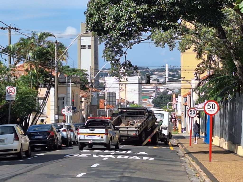 Caminhão bateu na traseira de ônibus