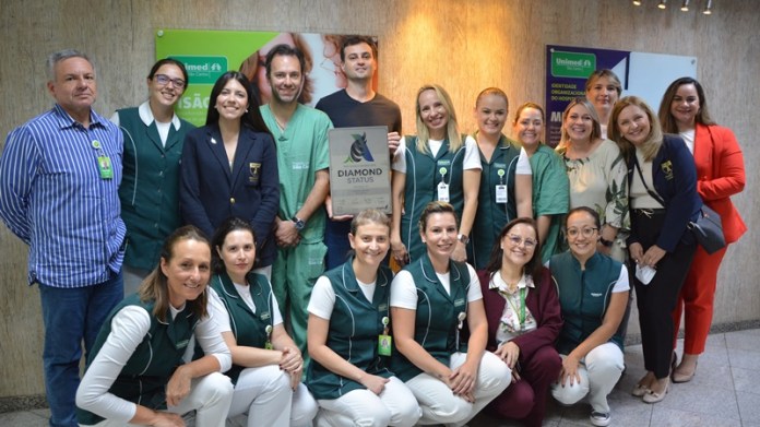 Equipe do Hospital Unidade I e equipe Angels com a placa de reconhecimento internacional Equipe da Unidade I com a placa de reconhecimento da Iniciativa Angels