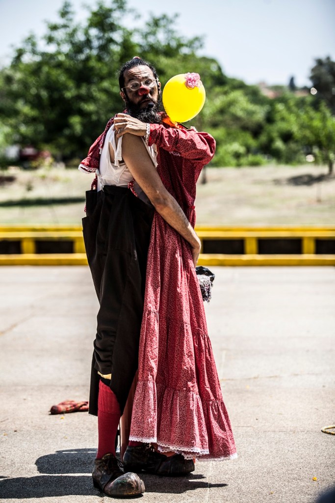 
No "Circo da Miséria", Magrólhos, um errante, como um mambembe por ruas e praças, arma seu circo diário por sobrevivência diante do desrespeitável público passante.