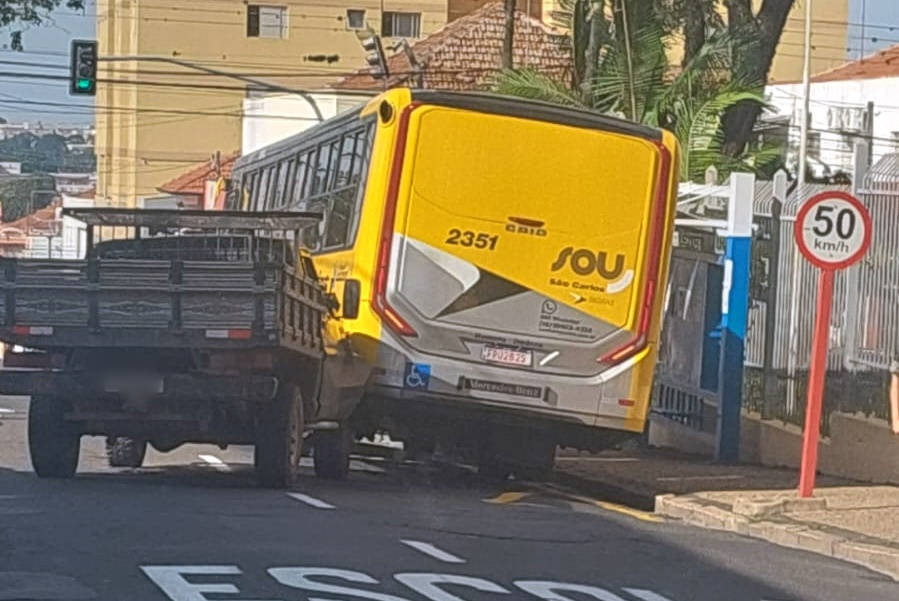 Caminhão bateu na traseira de ônibus