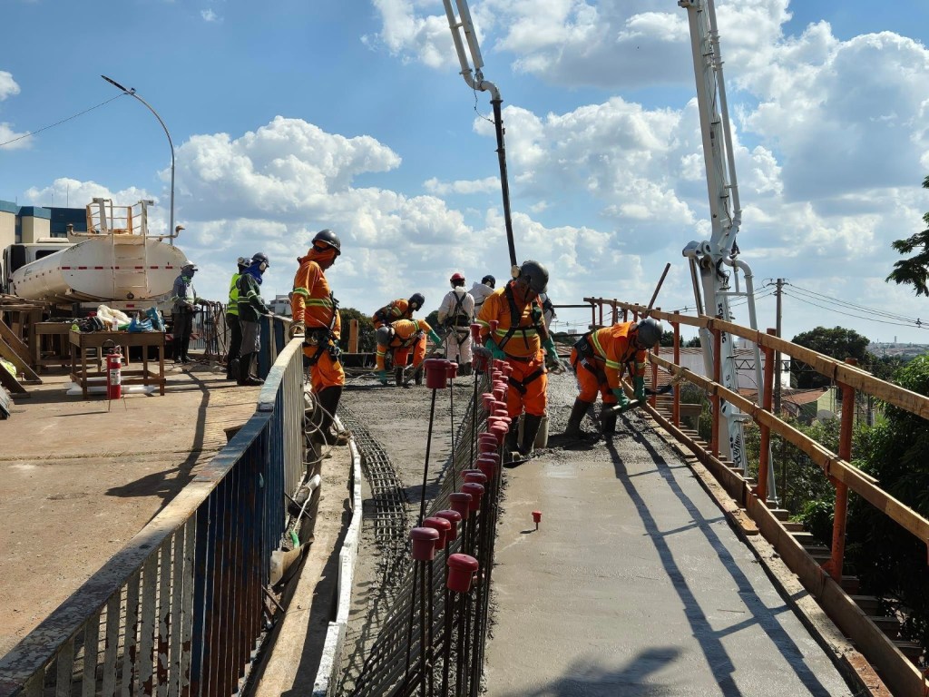 Viaduto passa por obras