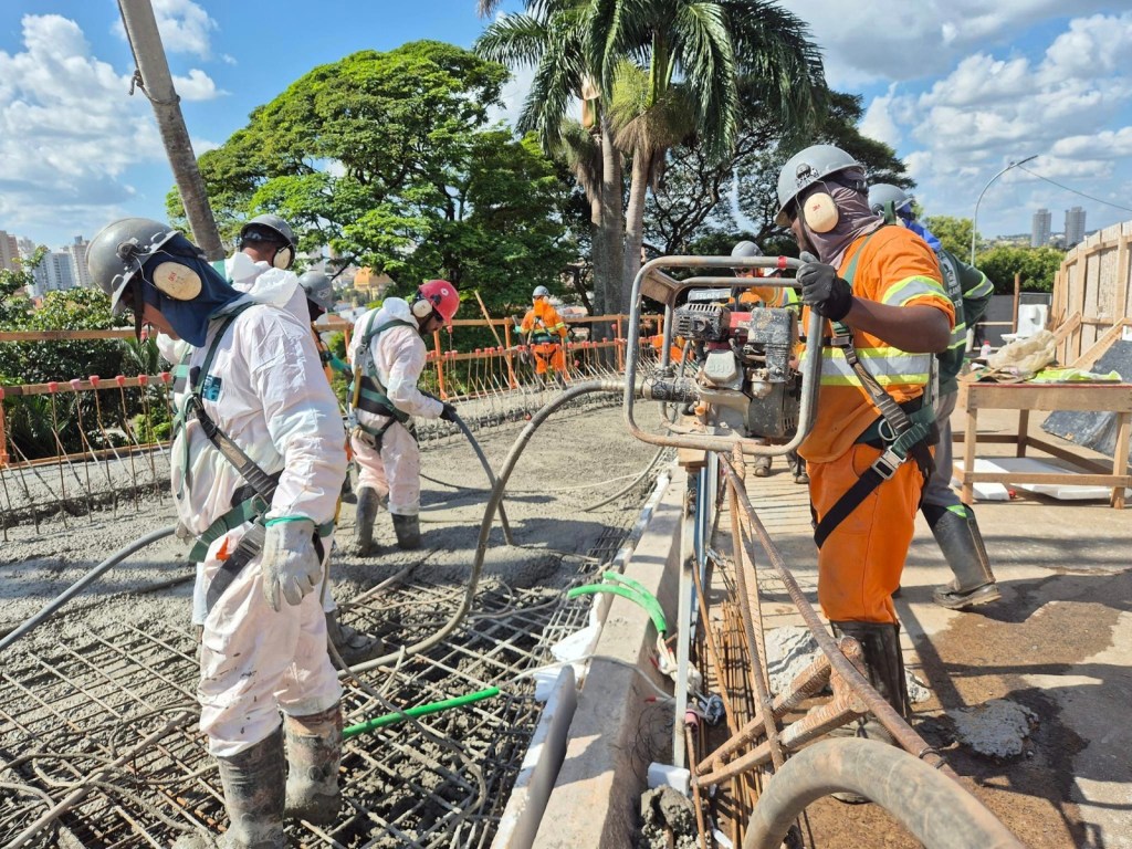 Viaduto passa por obras