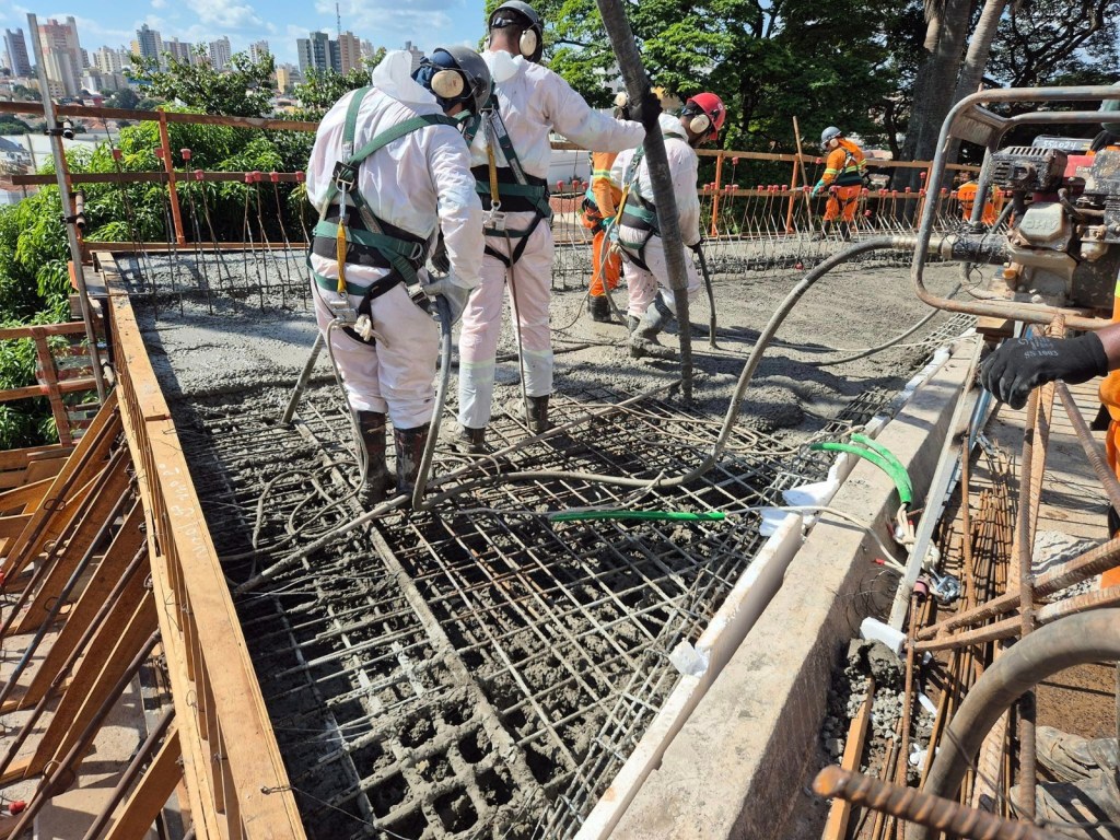 Viaduto passa por obras