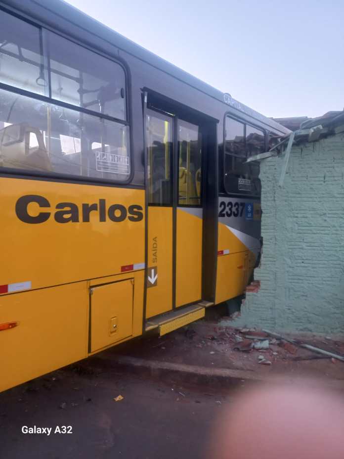 Ônibus no muro no Aracy Ônibus no muro no Aracy