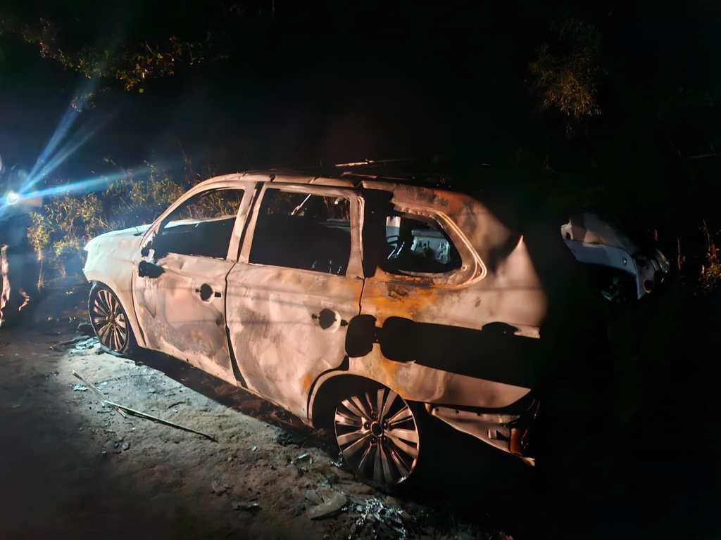 Ataque a carro-forte teve veículo queimado, tiro e explosões