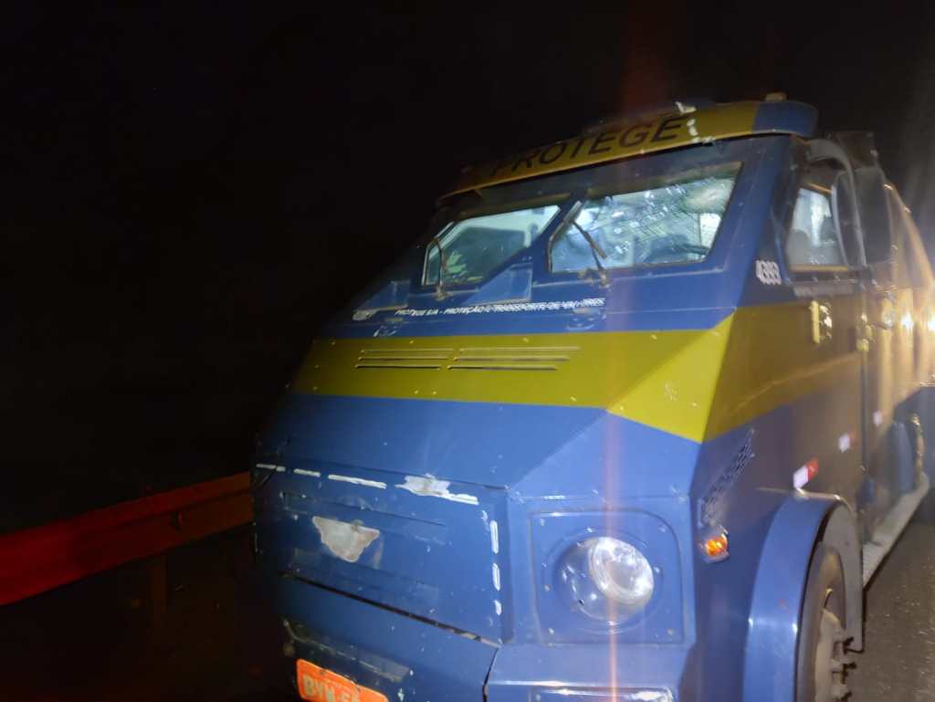 Carro-forte atacado na SP 318