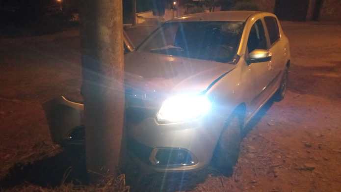 Roubo de veículo e carro no poste Roubo de veículo e carro no poste
