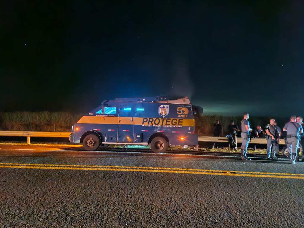 Ataque a carro-forte teve veículo queimado, tiro e explosões