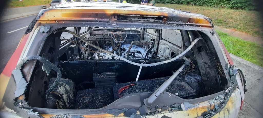 Ocorrência de carro destruído pelo fogo no SP 318