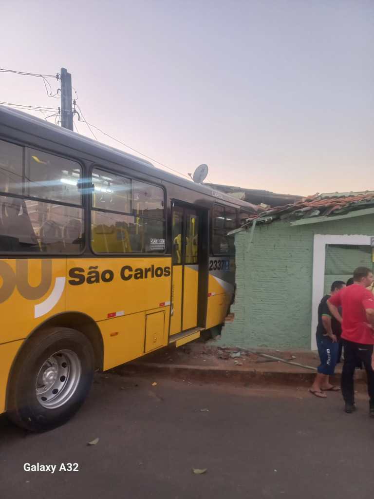 Ônibus no muro no Aracy