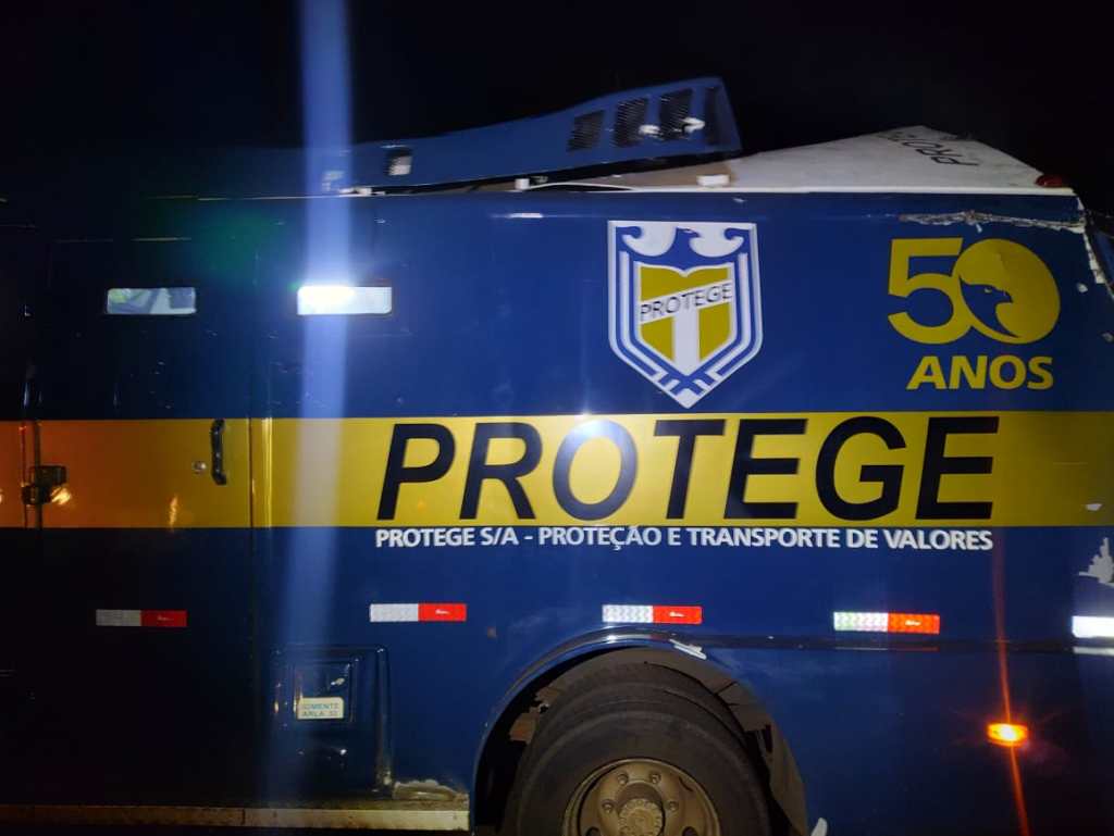 Carro-forte atacado na SP 318