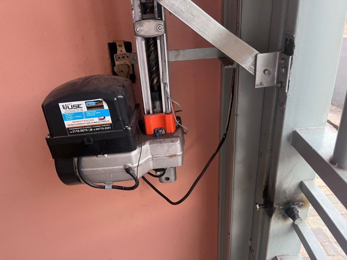 Ladrões de olho nos portões e nas máquinas Ladrões de olho nos portões e nas máquinas