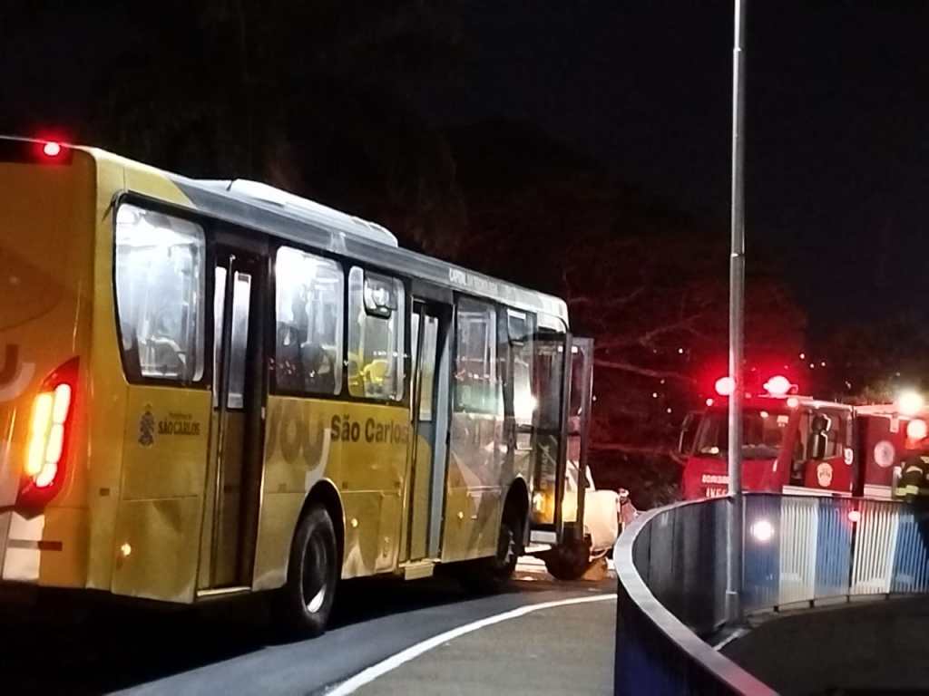 Colisão entre carro e ônibus no viaduto 4 de novembro