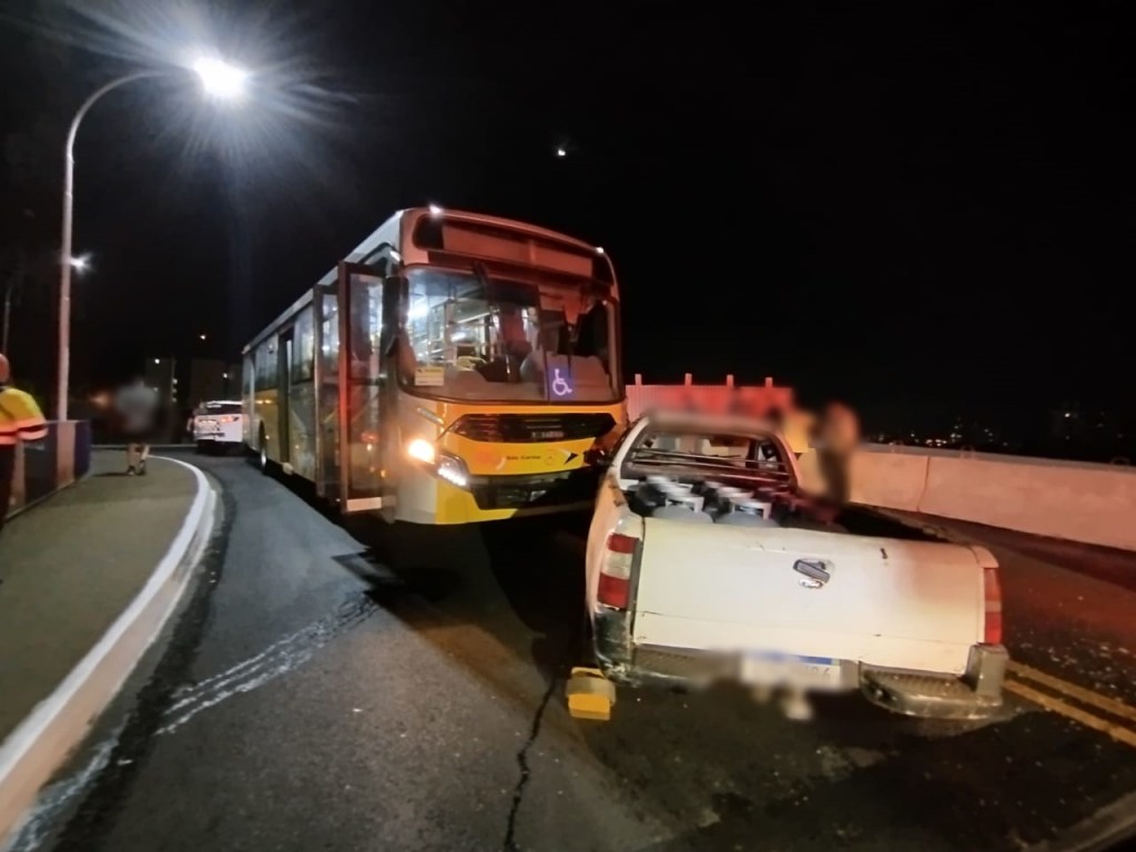 Colisão entre carro e ônibus no viaduto 4 de novembro