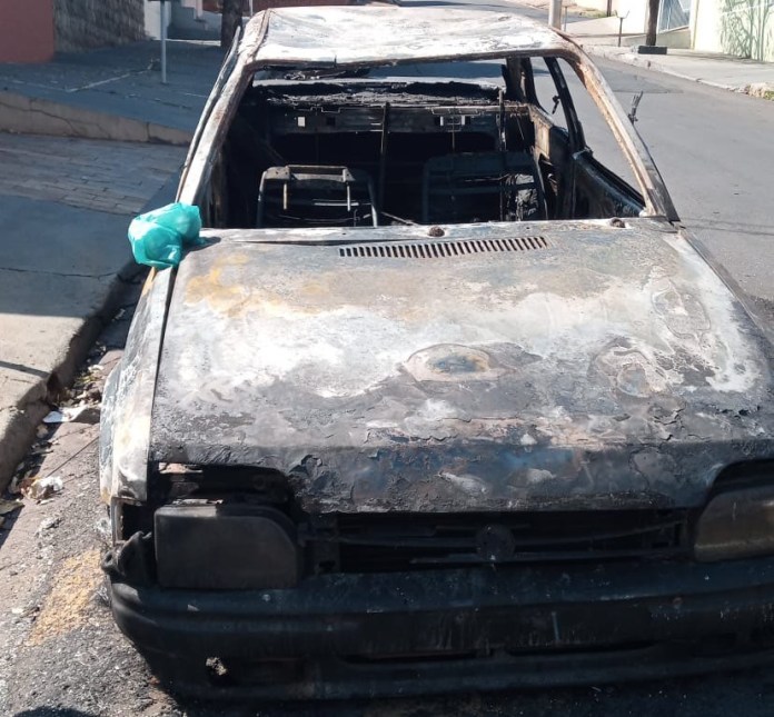 Carro queimado no sábado
