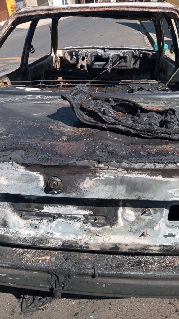 Carro queimado no sábado