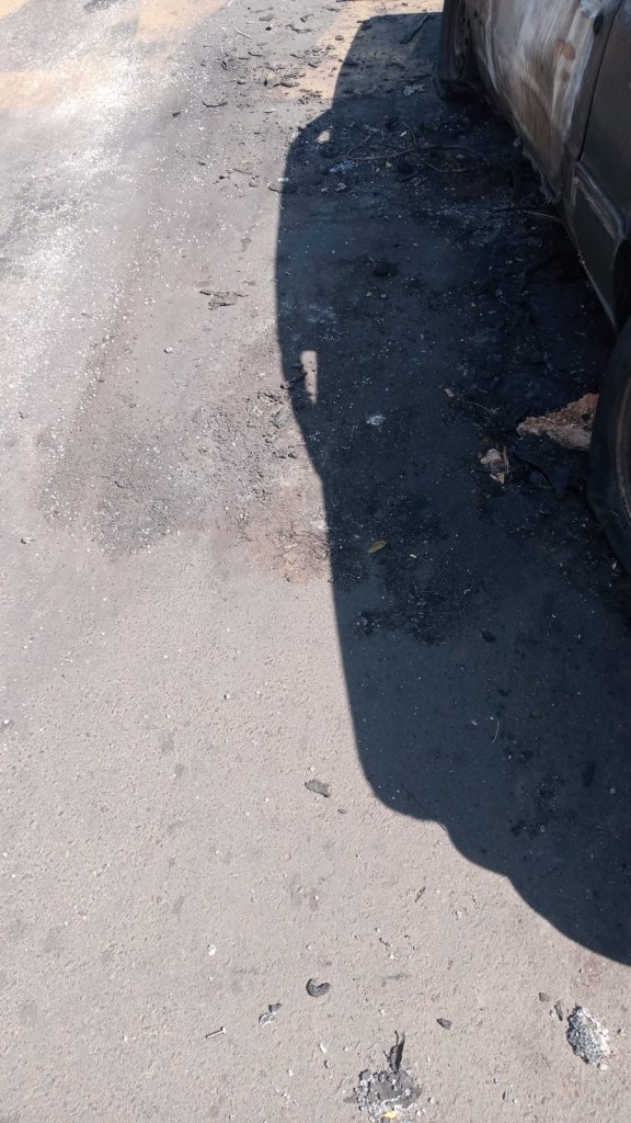 Carro queimado no sábado