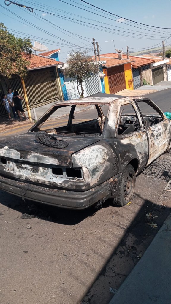 Carro queimado no sábado