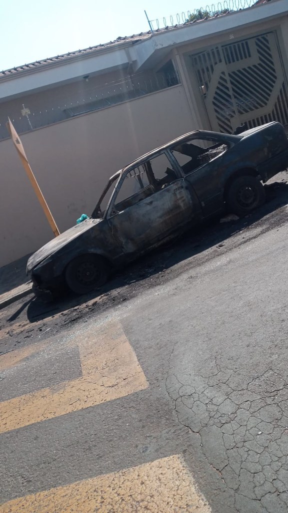 Carro queimado no sábado