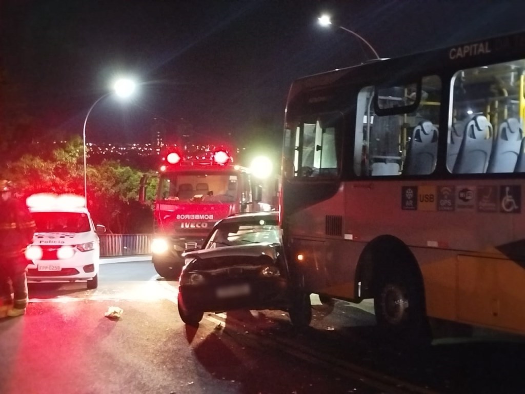 Colisão entre carro e ônibus no viaduto 4 de novembro