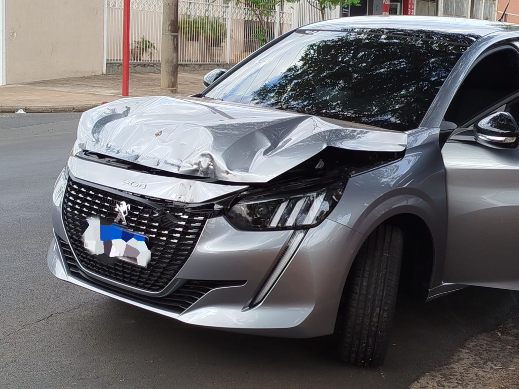 Colisão deixou carro danificado