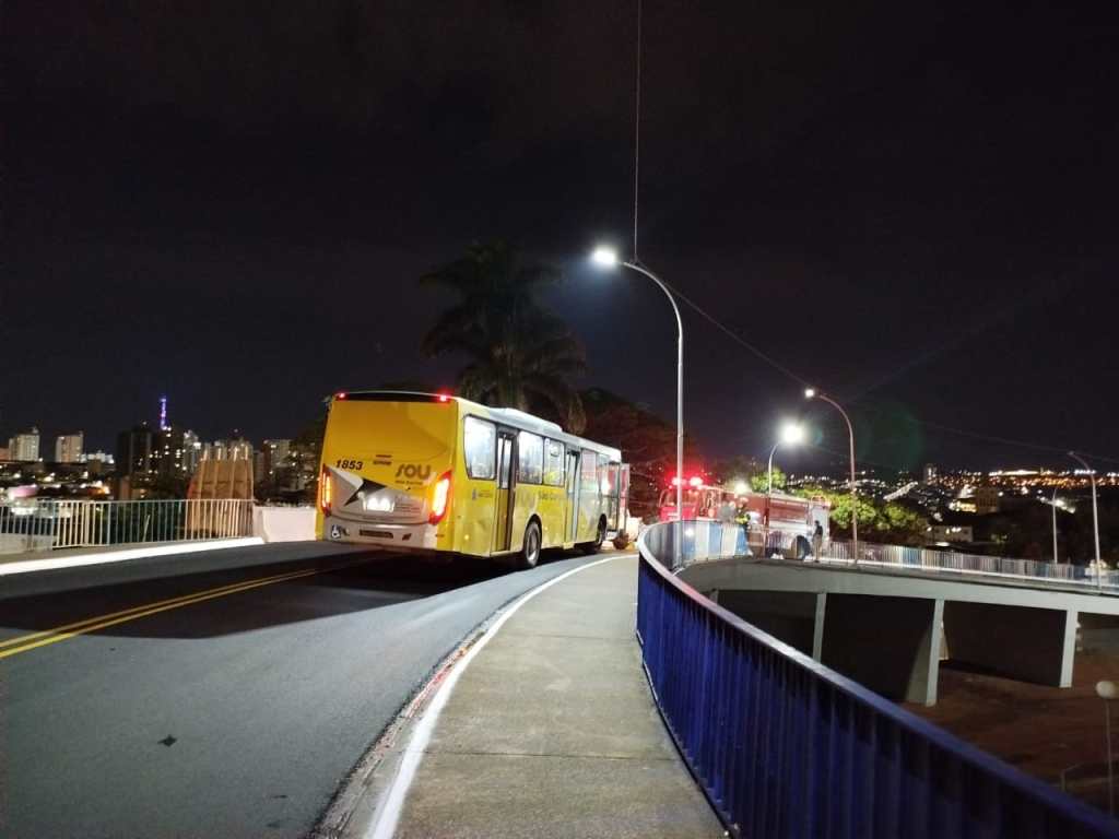 Colisão entre carro e ônibus no viaduto 4 de novembro