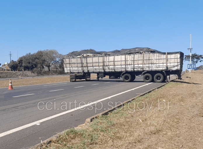 Carreta atravessada na WL Carreta atravessada na WL