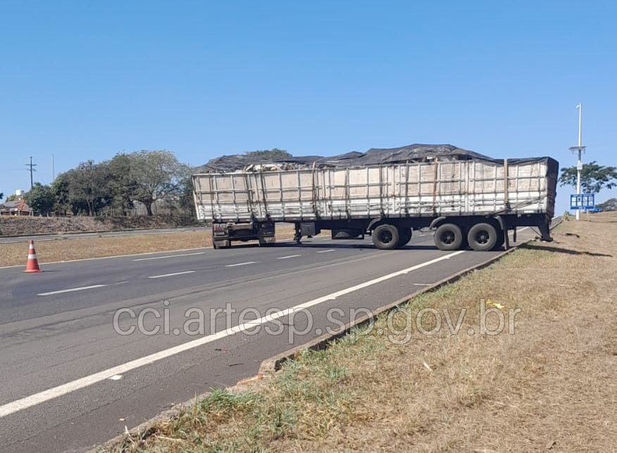 Carreta atravessada na WL