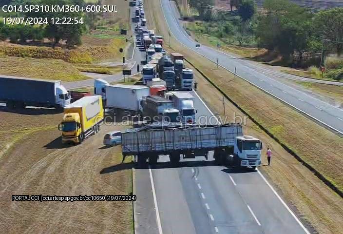 Carreta atravessada na WL