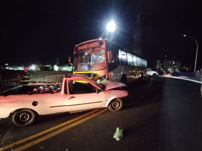 Colisão entre carro e ônibus no viaduto 4 de novembro Colisão entre carro e ônibus no viaduto 4 de novembro