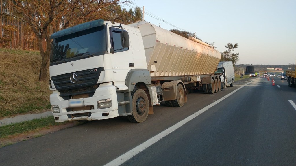 Colisão entre van e caminhão