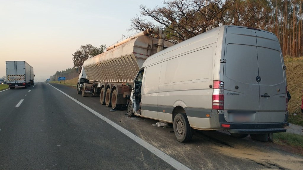 Colisão entre van e caminhão