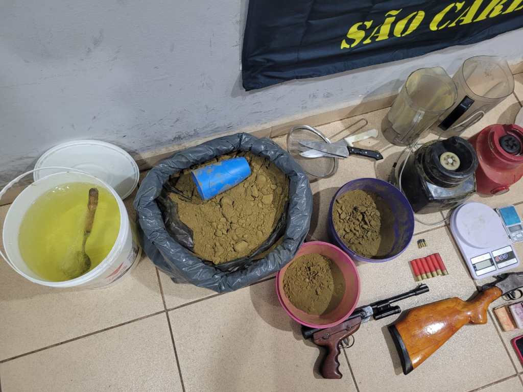 Mulher é detida e drogas são apreendidas