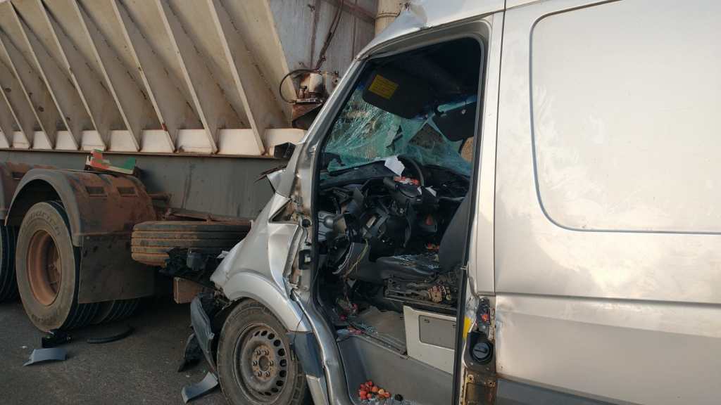 Colisão entre van e caminhão
