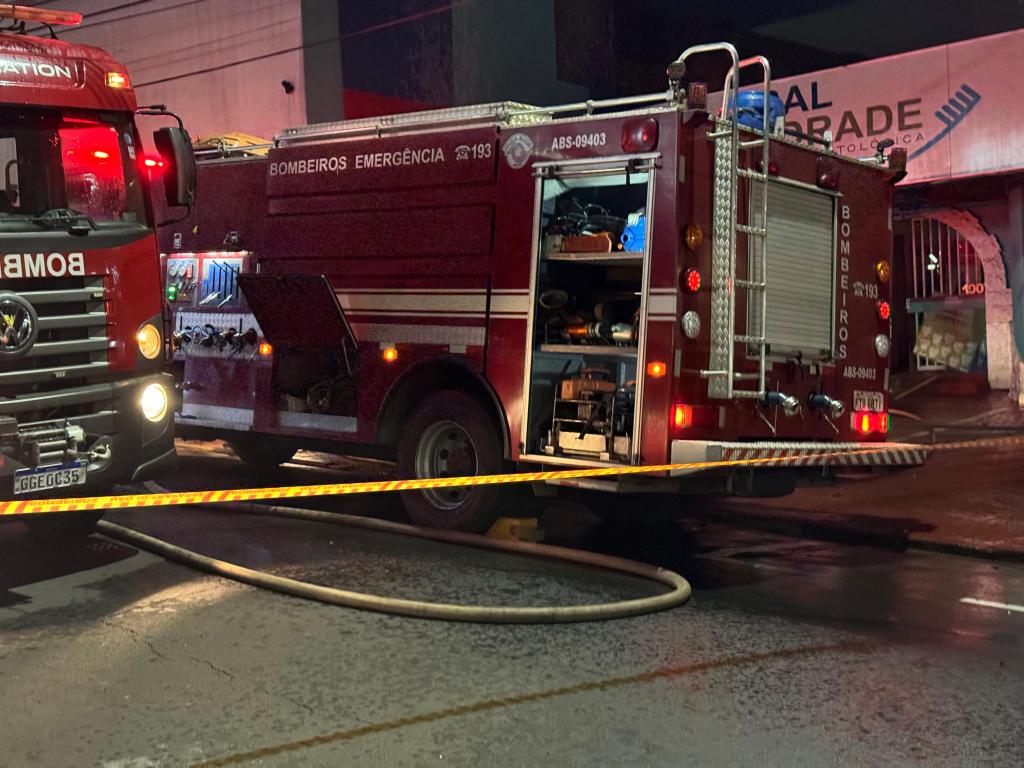 Bombeiros no local do incêndio