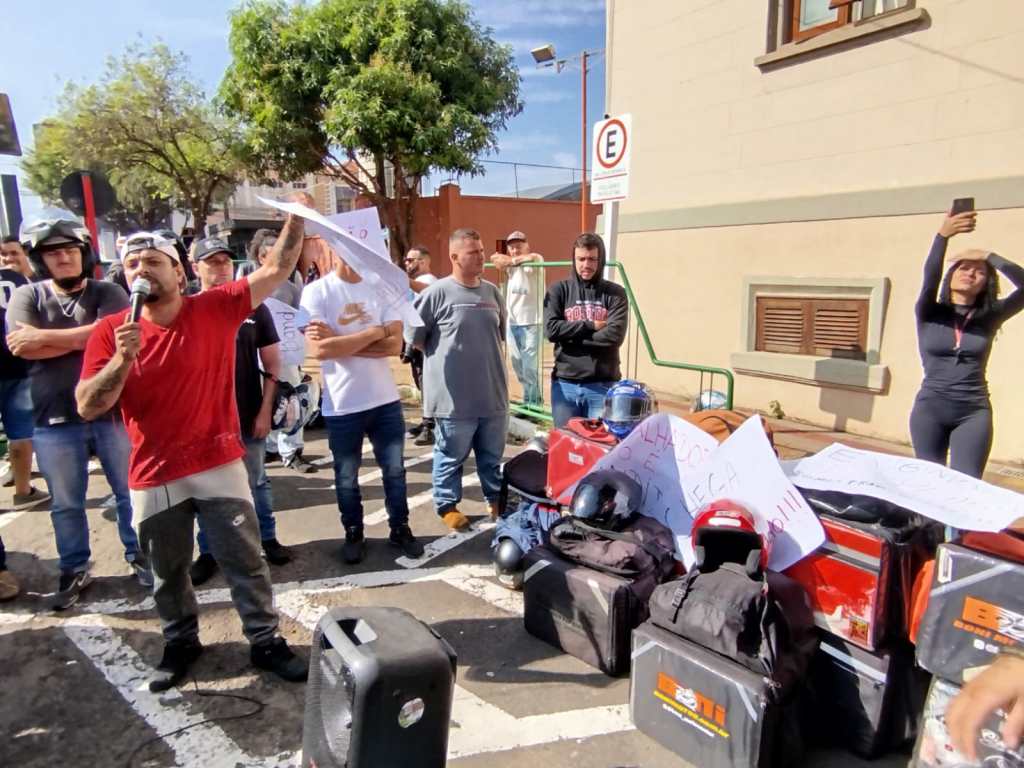 Entregadores: motoboys e motogirls foram até à Câmara